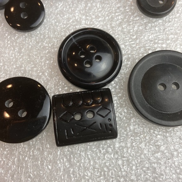 Vintage 36 black buttons a variety of shapes and sizes - Picture 3 of 7